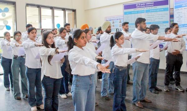 Students taking the Pledge